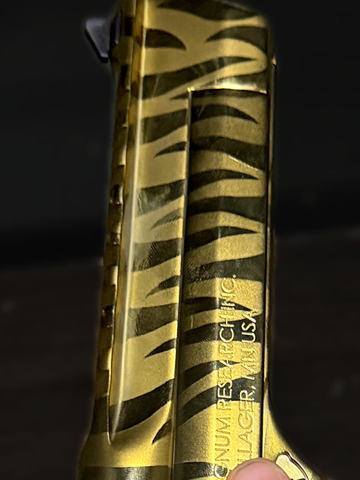Wzór Tiger Stripes na powłoce Titanium Gold, zbliżenie lufy Desert Eagle z napisem producenta