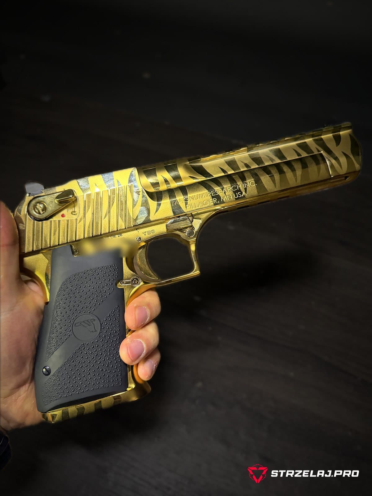 Desert Eagle .44 Magnum w dłoni, lewa strona: kurek, bezpiecznik, oznaczenia Magnum Research Pillager MN USA